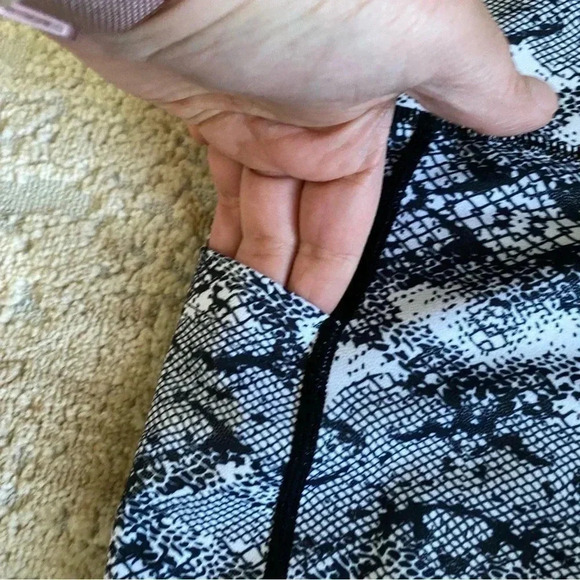Zyia Active Light n Tight Cobra Metallic Thigh Pocket Black White Leggings: 6-8 - Picture 5 of 11